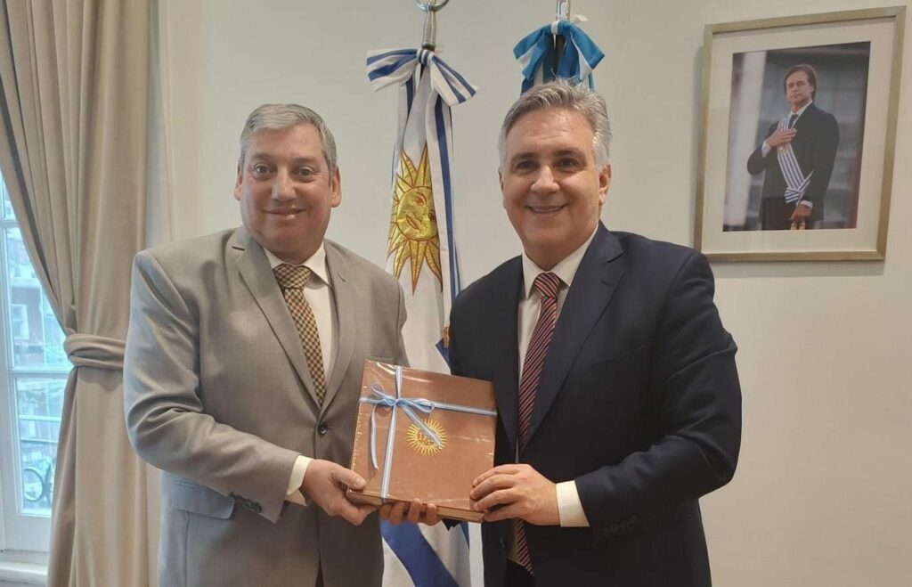 Llaryora se reunió con el embajador de Uruguay en Buenos Aires