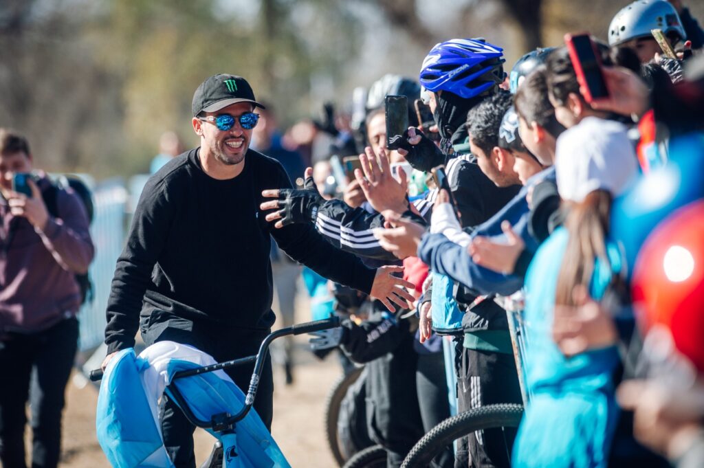 "Maligno" Torres festejó su oro en la Vuelta Olímpica junto a cientos de cordobeses