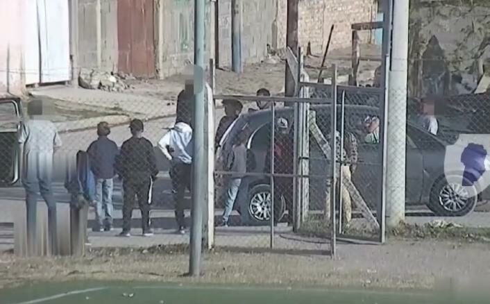 Un joven fue detenido tras asaltar a un chofer y más de 30 vecinos atacaron a piedrazos a los policías