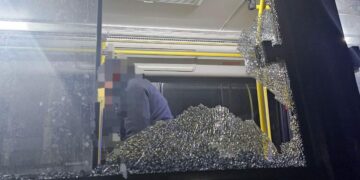 Tres jóvenes arrojaron piedras a un colectivo y rompieron uno de sus vidrios