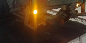 Un auto chocó por detrás a un camión de residuos y debieron amputarle una pierna al recolector