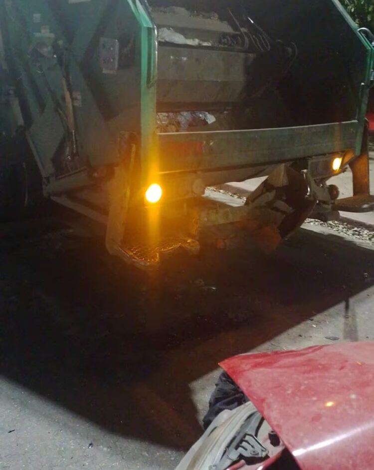 Un auto chocó por detrás a un camión de residuos y debieron amputarle una pierna al recolector