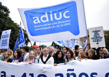 Adiuc reclamó una suba salarial con un “ruidazo” en la ciudad
