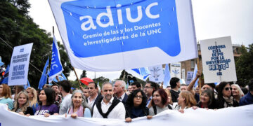 Adiuc reclamó una suba salarial con un “ruidazo” en la ciudad