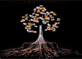 Se inaugura «El árbol de la vida» en el Buen Pastor con impactantes luces y pantallas led