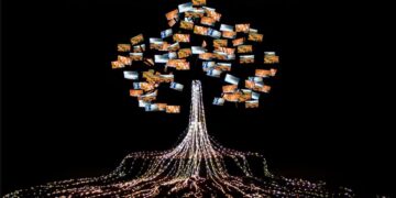 Se inaugura «El árbol de la vida» en el Buen Pastor con impactantes luces y pantallas led