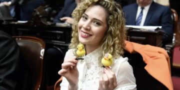 El bloque de LLA intenta justificar la visita a represores