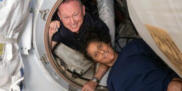 Quiénes son los dos astronautas de la NASA que quedaron varados en el espacio