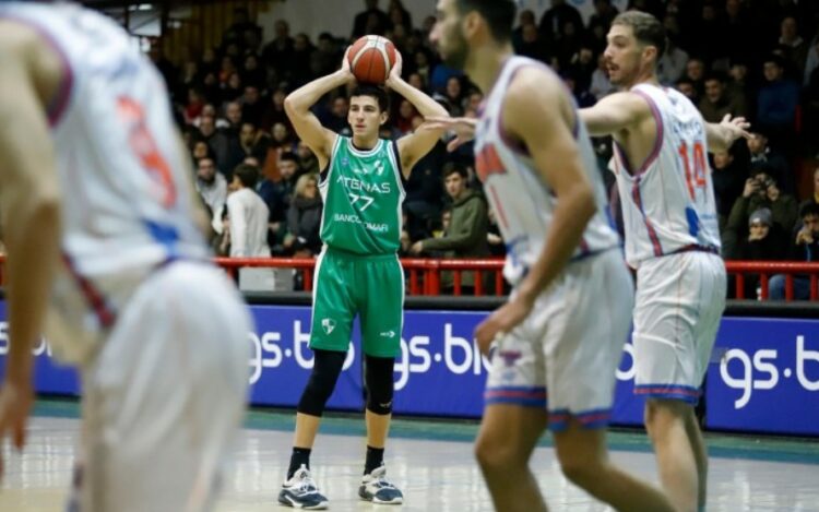 Atenas abrochó a Juan Cruz Oberto