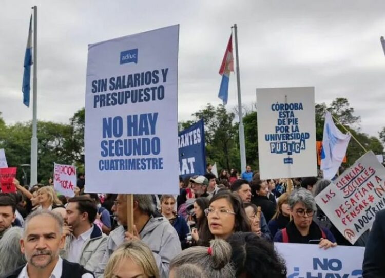 Segunda jornada de paro en las universidades públicas del país en reclamo por un aumento salarial
