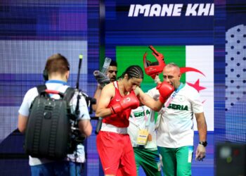 Khelif aseguró su medalla en boxeo y rompió en llanto