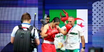 Khelif aseguró su medalla en boxeo y rompió en llanto