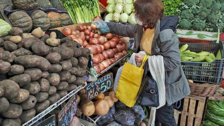 En la categoría frutas y verduras, la papa fue la que mostró el mayor aumento.