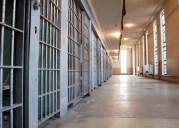 Incautaron 42 celulares en un pabellón de Bouwer tras descubrir que publicaban fotos en redes