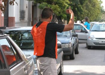 Ocho cuidacoches fueron detenidos por dañar autos, pelear y exigir pagos sin autorización