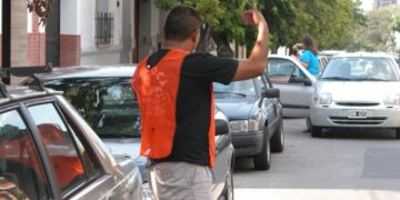 Ocho cuidacoches fueron detenidos por dañar autos, pelear y exigir pagos sin autorización