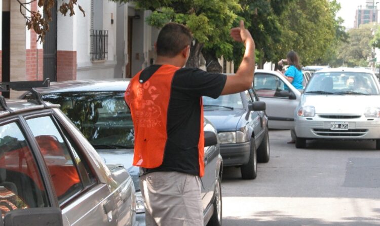 Ocho cuidacoches fueron detenidos por dañar autos, pelear y exigir pagos sin autorización