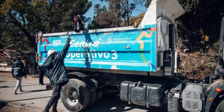 Los operativos cuentan con un camión encargado del descacharreo por casa.