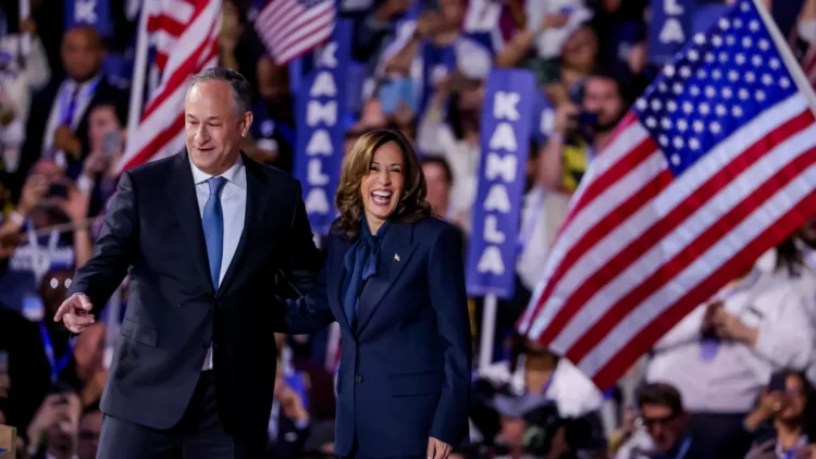 Harris continúa liderando las encuestas frente a Trump