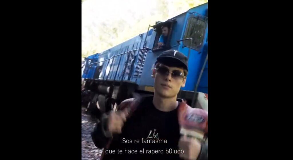 Un rapero filmaba su clip frente al paso de un tren, pero las críticas del motorman interrumpieron el video y dejaron un viral para la historia