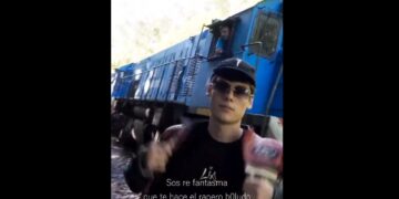 Un rapero filmaba su clip frente al paso de un tren, pero las críticas del motorman interrumpieron el video y dejaron un viral para la historia