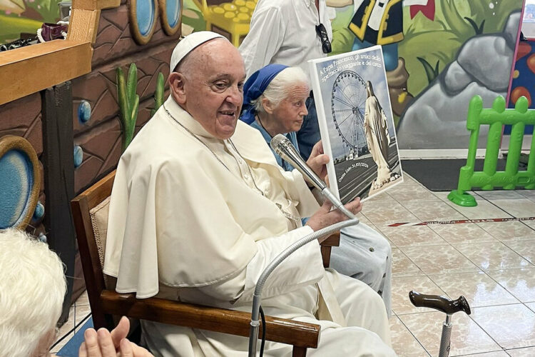 El papa visitó a la sobrina de Léoni Duquet