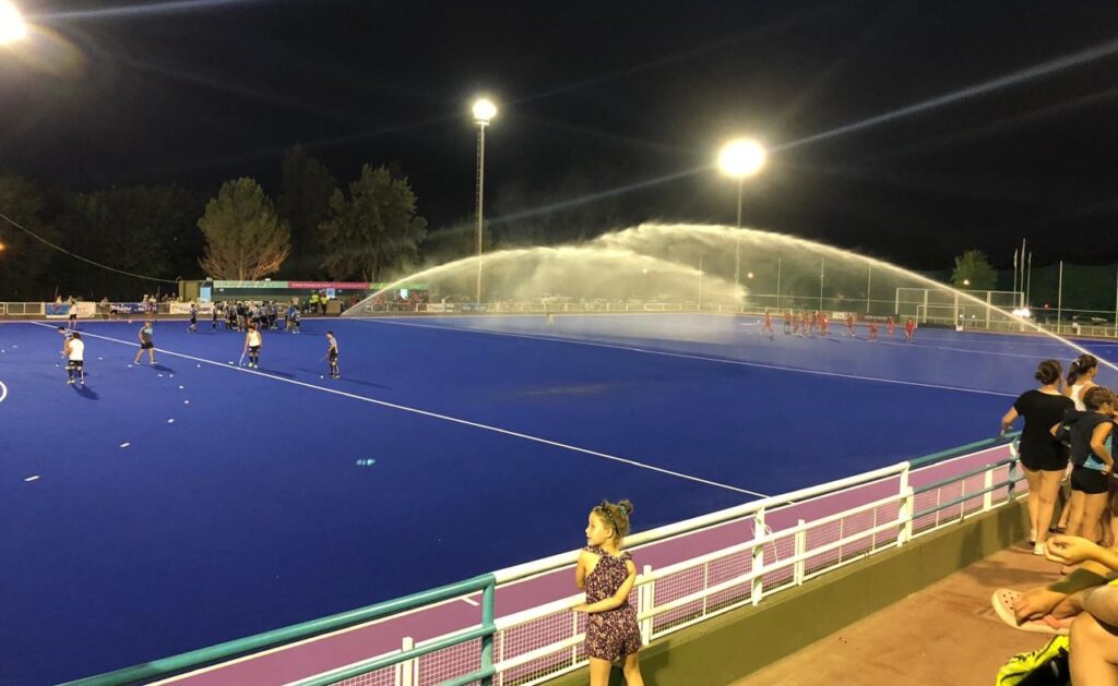 Jugadoras de hockey reclaman entrenar en la cancha del predio General San Martín