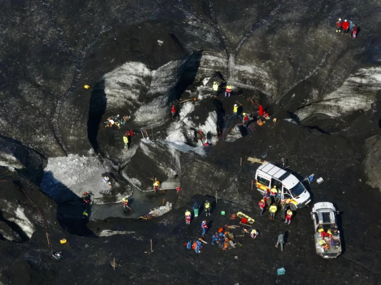 Una muerte tras el colapso de una cueva de hielo en Islandia