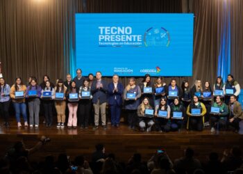 Llaryora entregó computadoras a estudiantes de formación docente