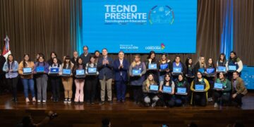 Llaryora entregó computadoras a estudiantes de formación docente