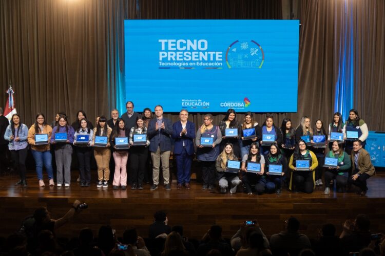 Llaryora entregó computadoras a estudiantes de formación docente
