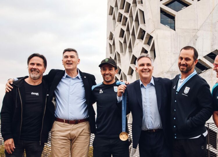 Llaryora recibió al medallista de oro olímpico José “Maligno” Torres