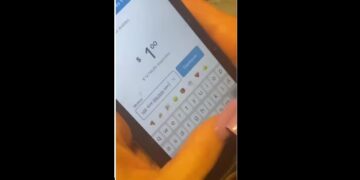 Descubrió a su prima chateando con el ex novio a través de transferencias bancarias