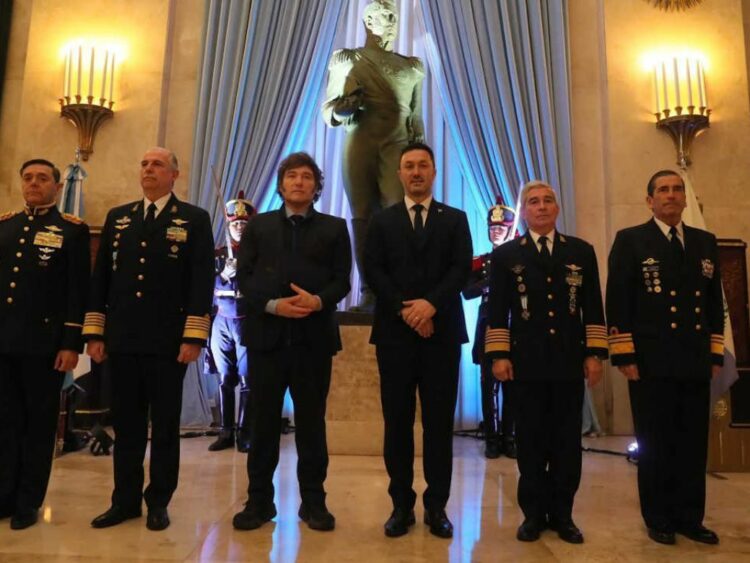 Milei y Petri encabezaron la ceremonia de entrega de sables a jefes de las FF.AA.