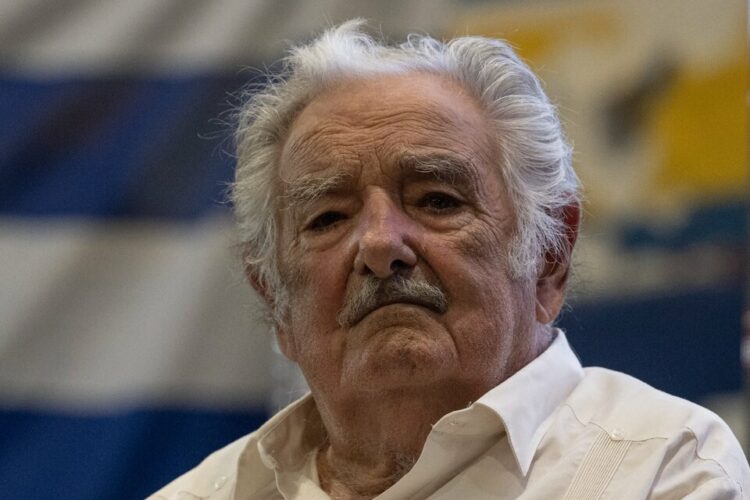 Mujica dijo estar “deshecho” por su tratamiento