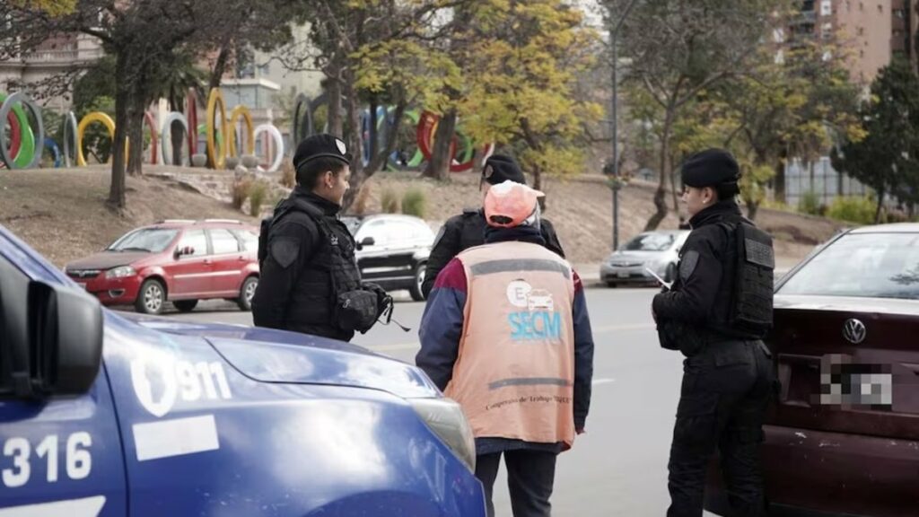 Ocho “naranjitas” detenidos por pelear y dañar vehículos