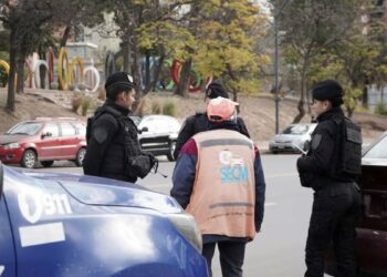 Ocho “naranjitas” detenidos por pelear y dañar vehículos