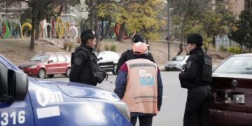 Ocho “naranjitas” detenidos por pelear y dañar vehículos