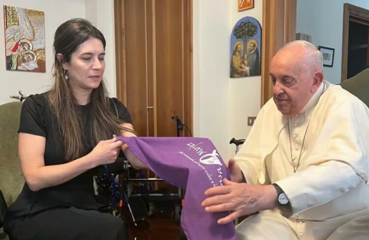 En un fuerte gesto, el papa Francisco recibió ayer a Anita Fernández, nieta de una víctima de Astiz.