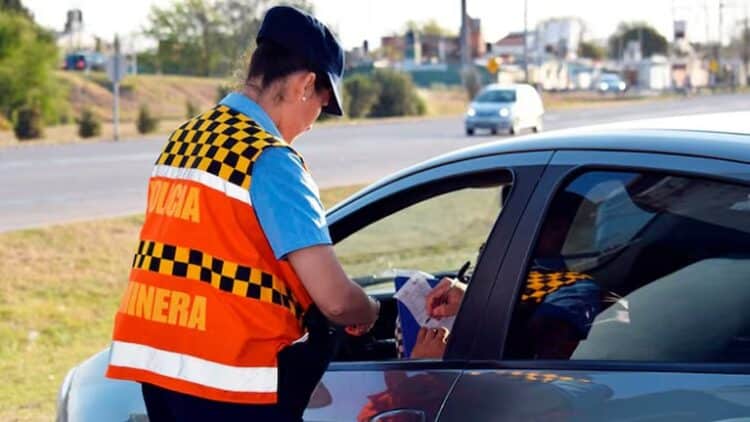 Agredió a un policía porque el test de alcoholemia le dio positivo