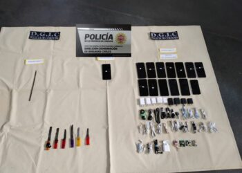 Allanaron la cárcel de Bouwer y encontraron 14 celulares