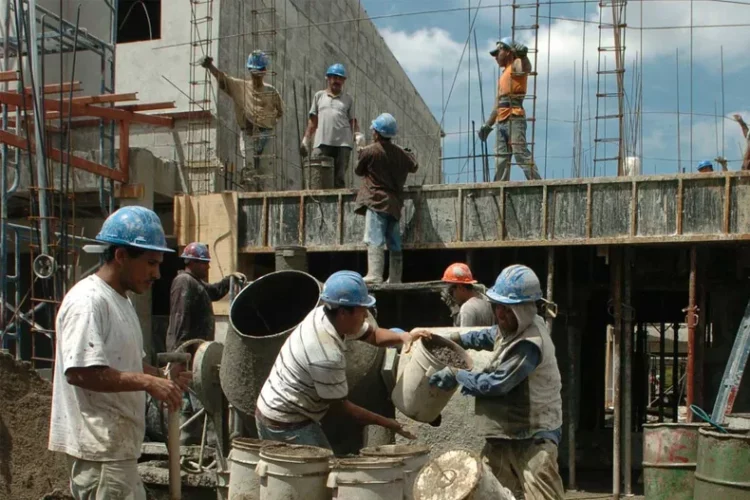 La recesión no cede: la construcción y la industria volvieron a caer fuerte en junio