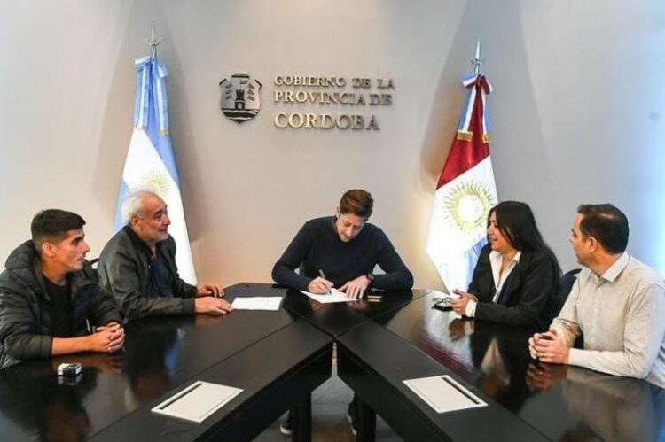 Calvo y Consalvi (al centro) encabezaron ayer la firma del acta acuerdo.