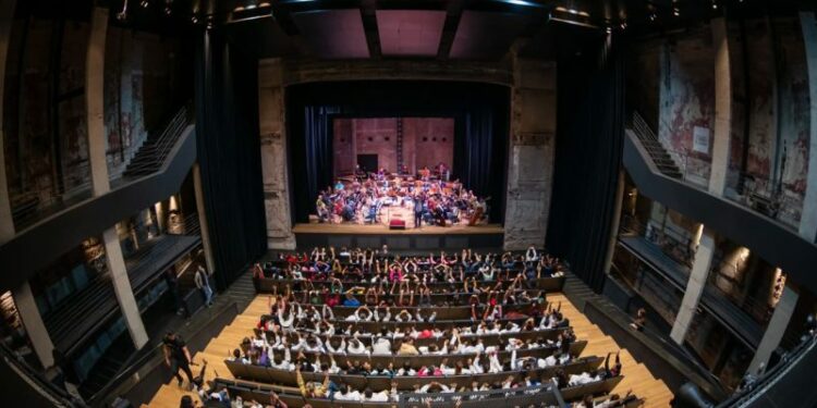 Sobre las tablas del teatro, unos 1.400 artistas desarrollaron sus obras.