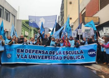 Movilizados, los docentes redoblaron sus críticas al Gobernador