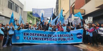 Movilizados, los docentes redoblaron sus críticas al Gobernador