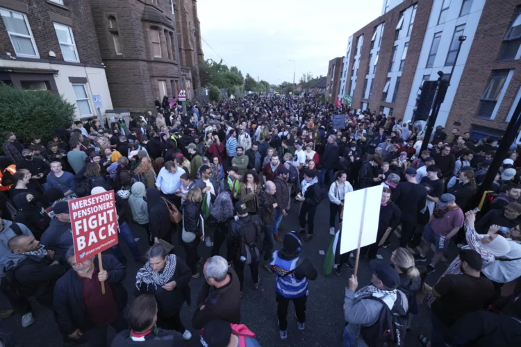 Cientos de personas protestaron en Inglaterra contra los xénofobos.