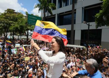 A un mes de las elecciones, Machado lideró otra marcha
