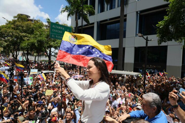 A un mes de las elecciones, Machado lideró otra marcha