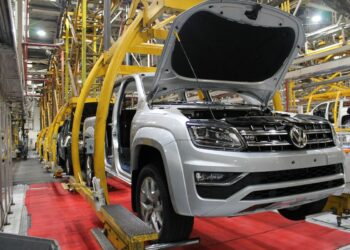Volkswagen recortó 300 empleos por la caída de las ventas del mercado automotor